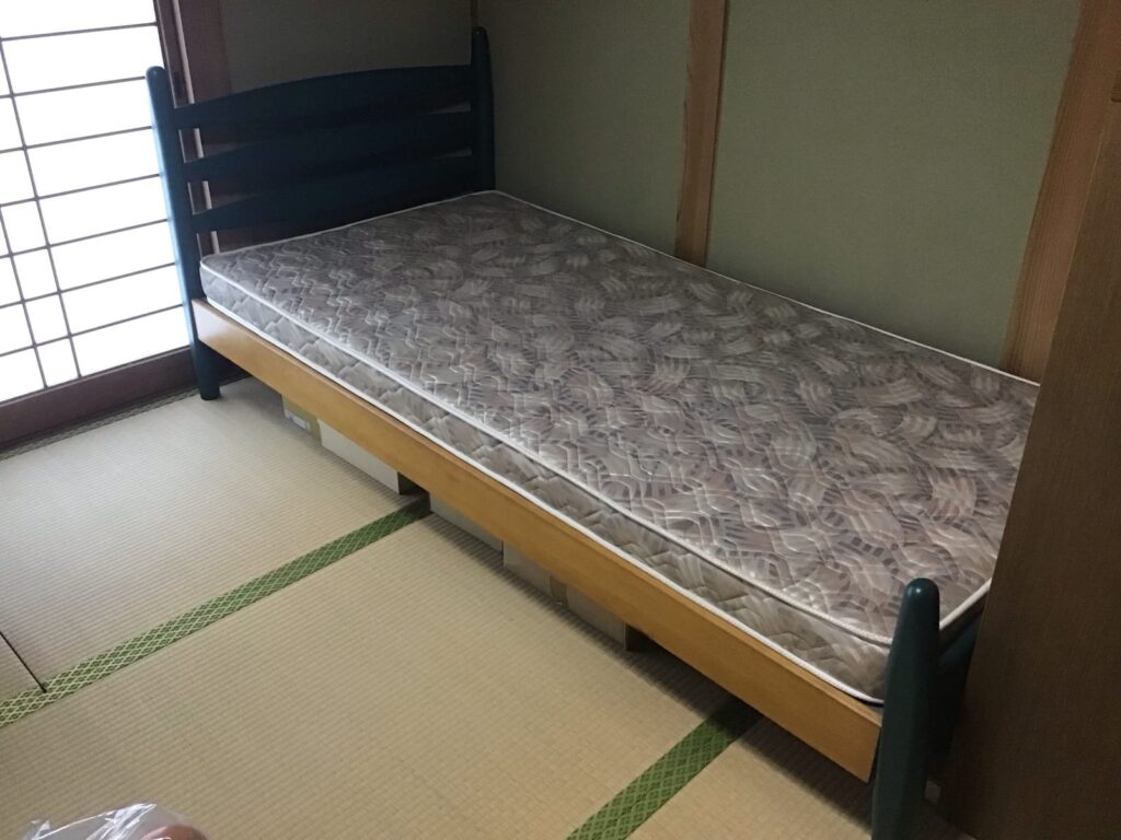 寝室の施工前