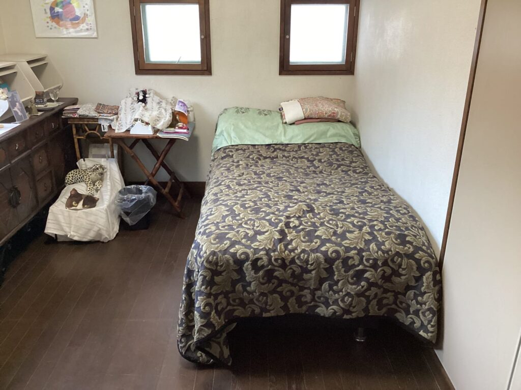 寝室の施工前