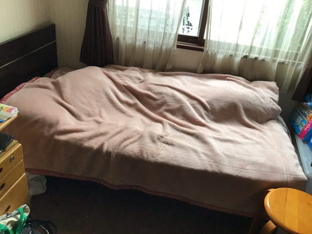 寝室の施工前