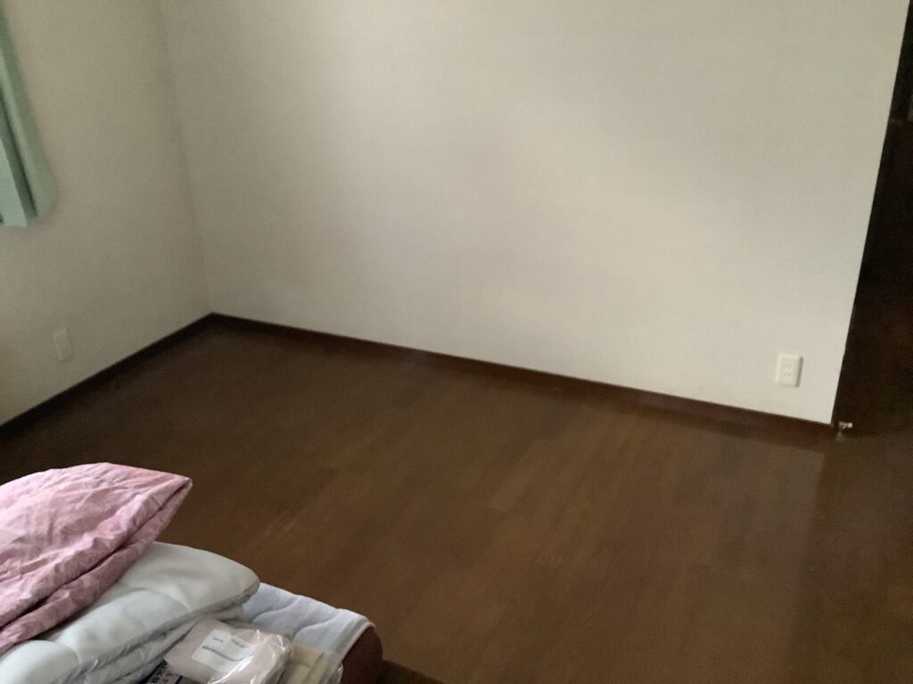 寝室の施工前